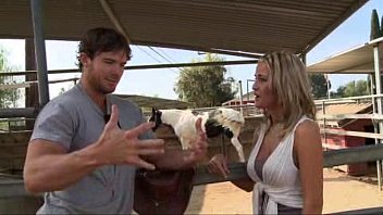Filme XXX com loira gostosa dando para o fazendeiro