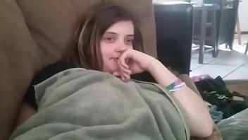 Batendo punheta vendo a irmã pelada