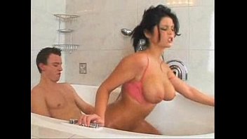 Filme de sexo na banheira com uma gostosa de seios fartos