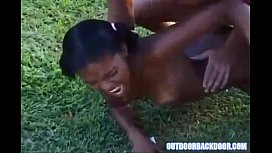 Negra africana sendo esfolada no pau