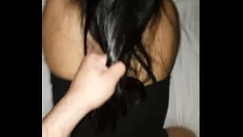 Pirocada e puxões de cabelo na gostosa morena