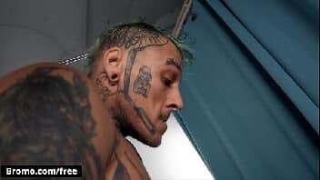 Pornor gay tatuado colocando magrinho para sentar na pica dura