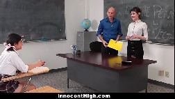 Sexo de lésbica safadinhas na sala de aula com um professor coroa