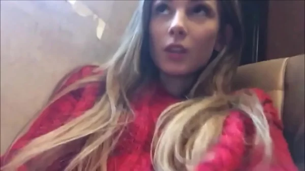 Loirinha exibindo a boceta molhada de pernas abertas